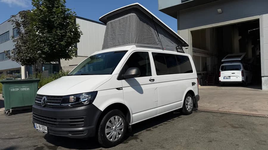 VW T6 Cappadocia in der Frontansicht mit ausgestelltem Aufstelldach