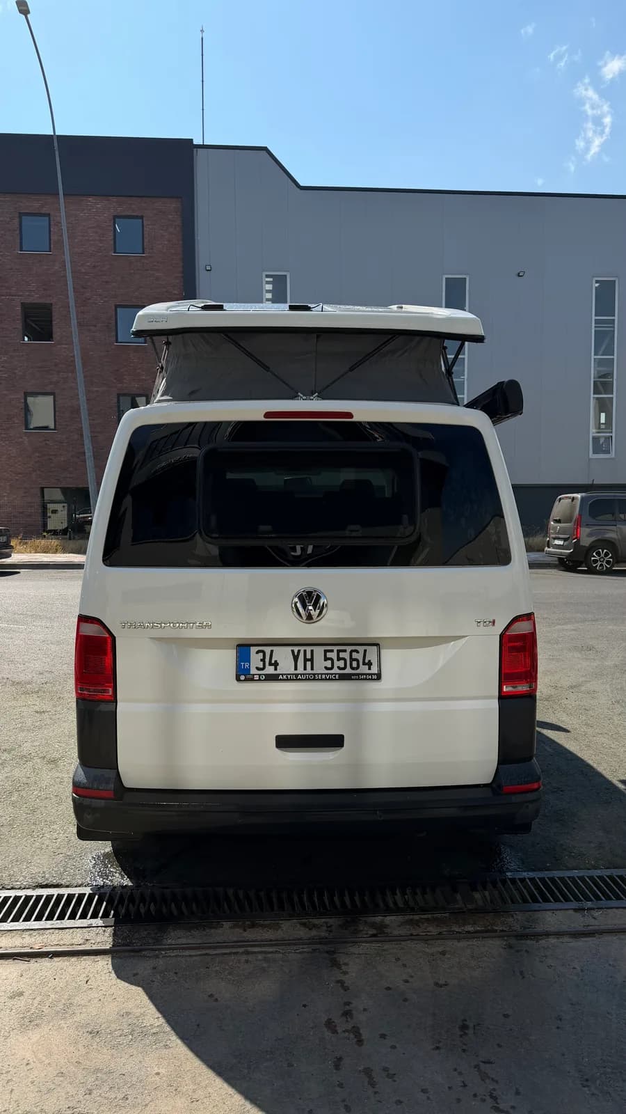 VW T6 Cappadocia von hinten, mit sichtbarem Solarmodul auf dem Dach