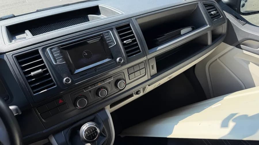 Cockpit mit originalem Multimediasystem, Klimabedienung und 6-Gang-Schalthebel