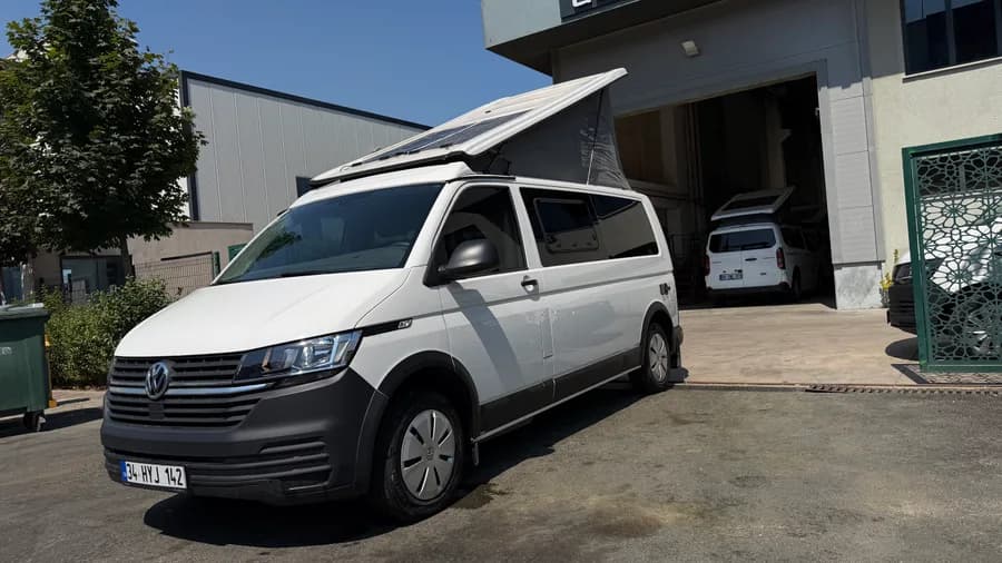 VW Transporter Efes in der Frontansicht mit ausgestelltem Aufstelldach