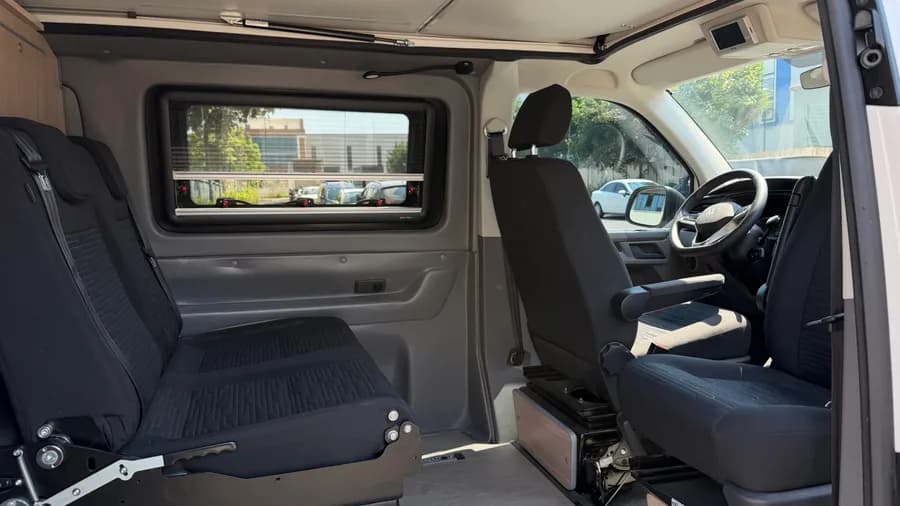 Fahrerhaus mit originalen 1+1 Drehsitzen und verdunkelbarem Camperfenster