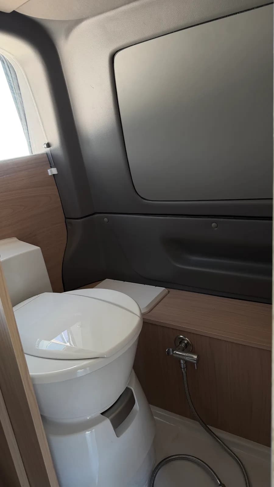 Integriertes Bad mit Dometic Keramik-Kassettentoilette und Duscharmatur