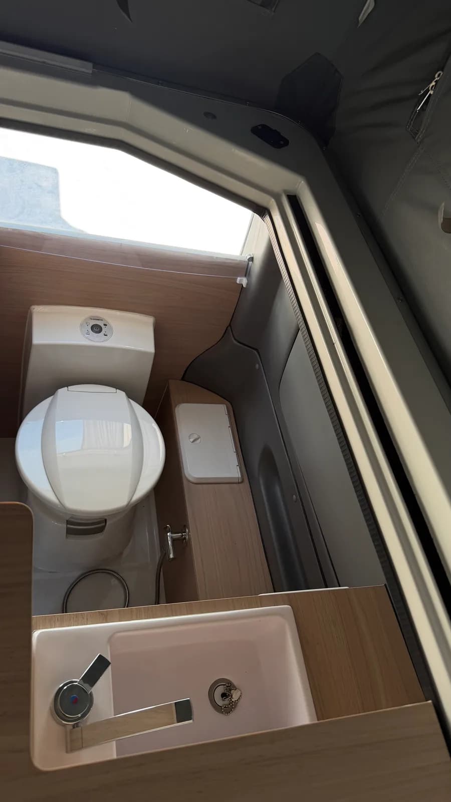 Bad von oben mit Kassettentoilette und Waschbecken