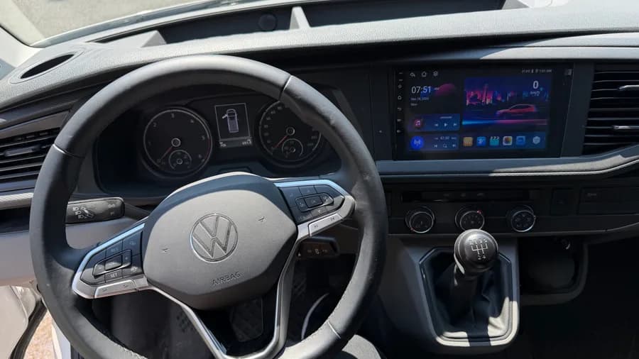 Cockpit mit 6-Gang-Schaltgetriebe, Touchscreen-Multimediasystem und Tachostand von 706 km