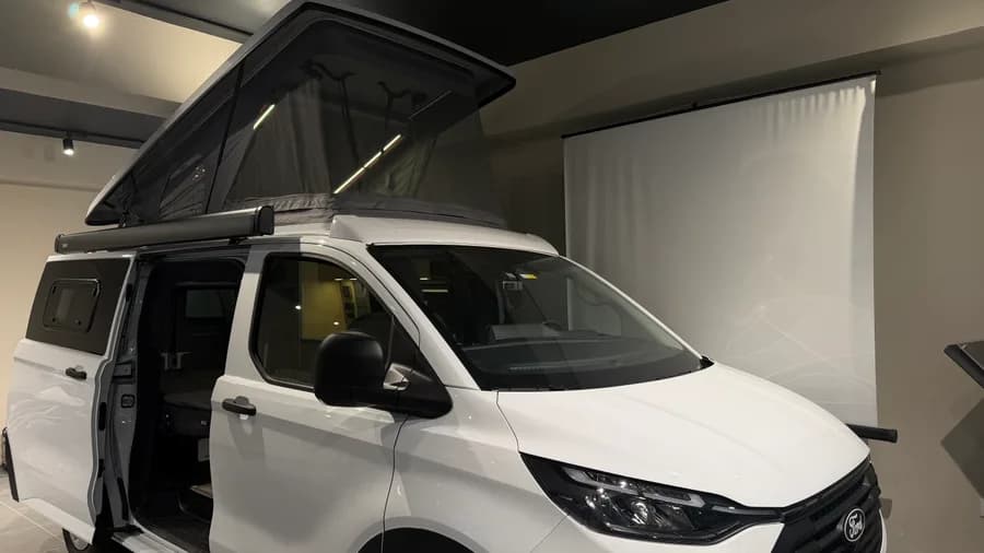 Ford Transit Custom Assos in Nahaufnahme von vorne mit LED-Beleuchtung im Dachbett
