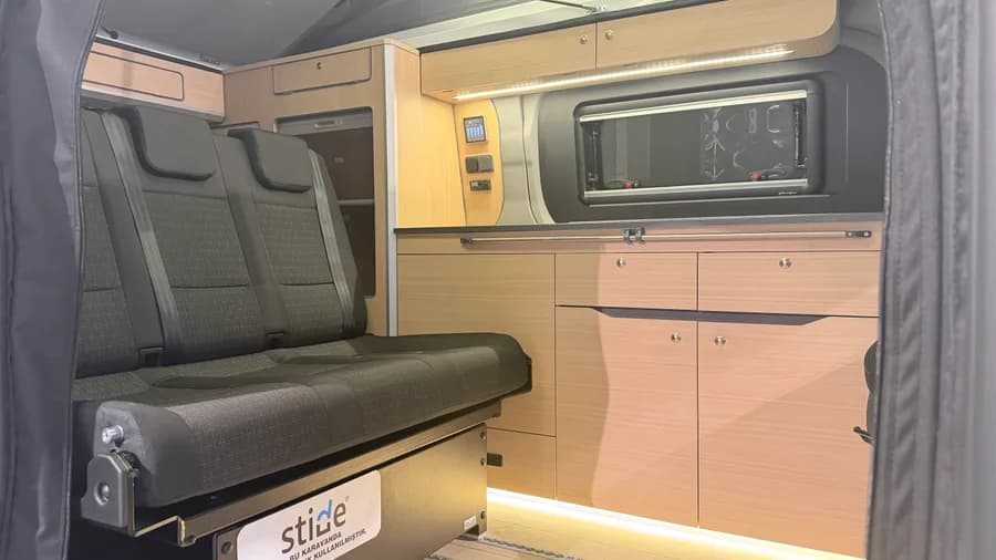 Innenraum mit Sitzsystem, Bedienpanel und Camper-Ausstellfenster