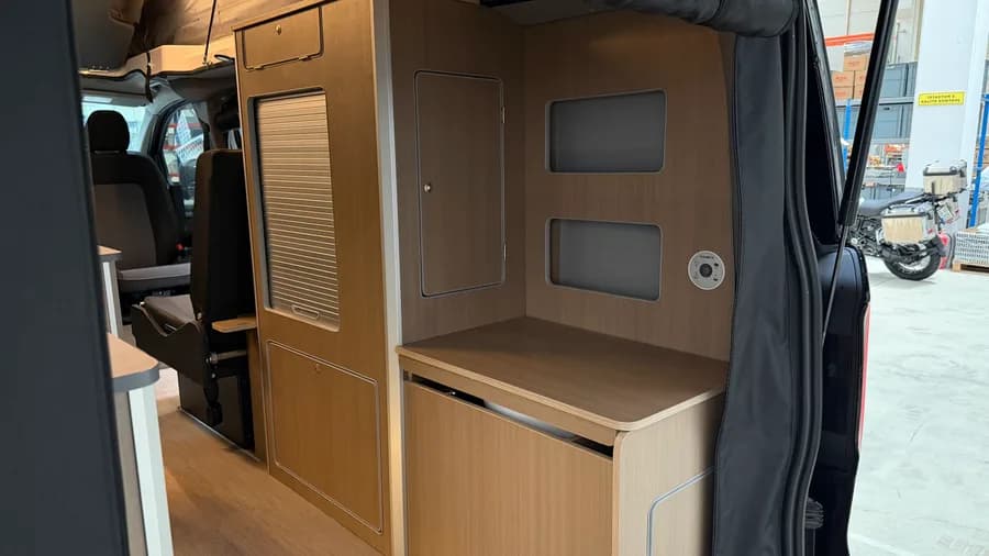 Nassraummodul mit Rollladenschrank und geschlossener Kassettentoilette