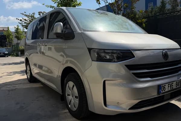 Gri Volkswagen Transporter Weekender — ön çeyrek görünüm