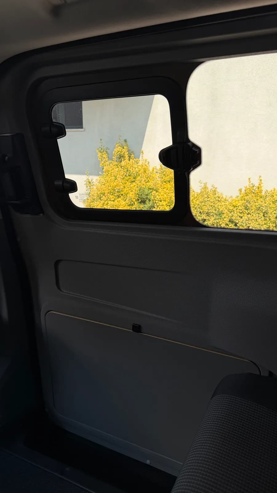 Camper-Ausstellfenster mit Insektenschutz und Verdunkelung