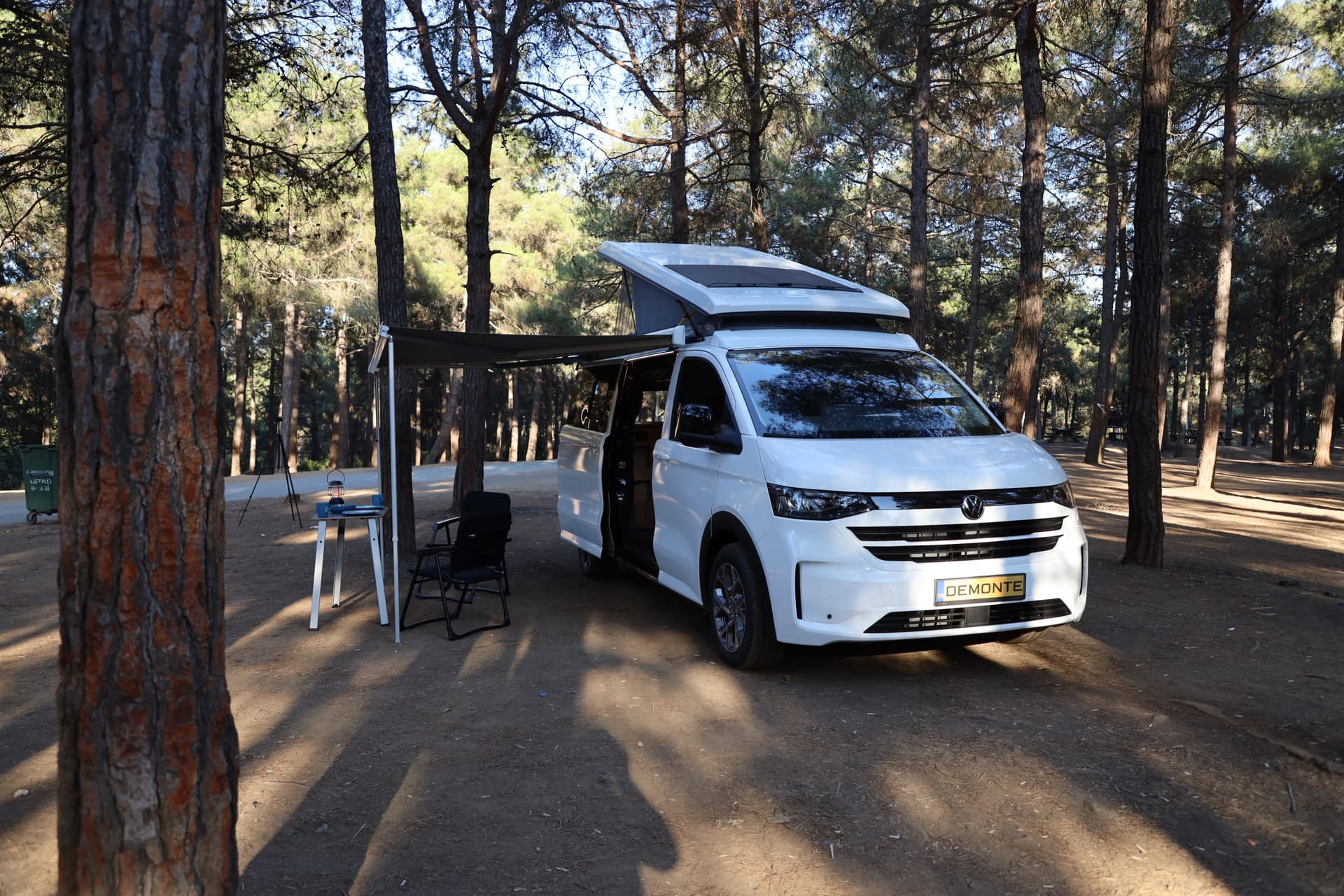 Assos model Demonte karavan doğada, açılır tavanı açık