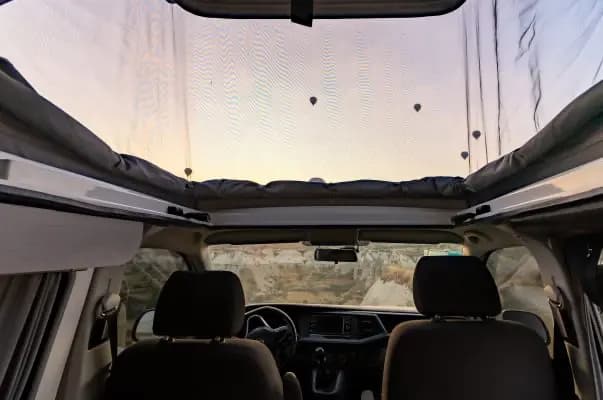 Demonte karavan gün batımında kamp düzeninde