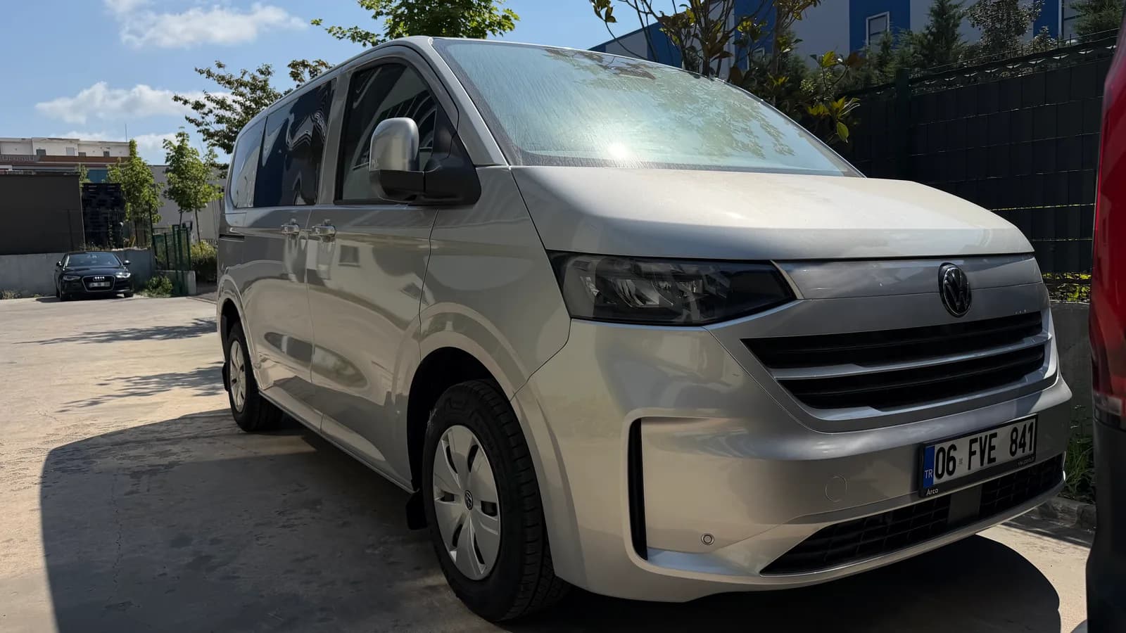 Grauer Volkswagen Transporter Weekender in der Frontansicht
