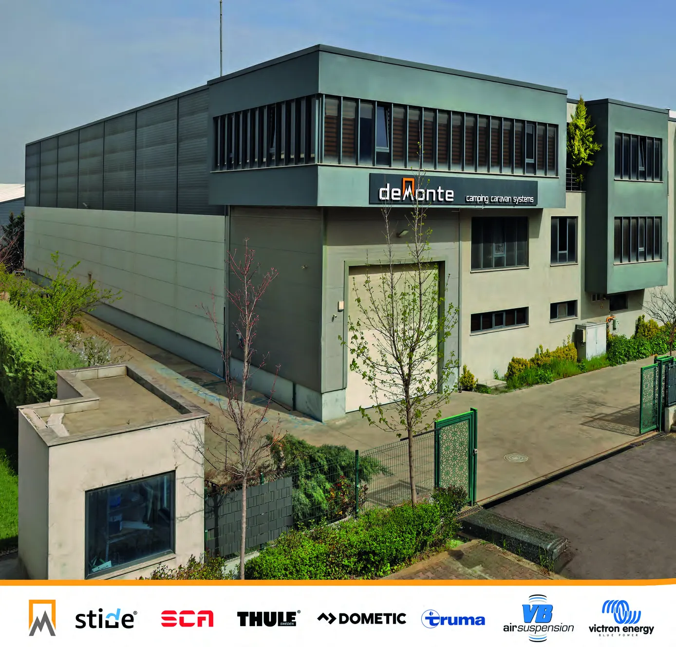 Demonte Karavan Katalog 2026, Seite 2: der Produktionsstandort in Dilovası, Kocaeli und die Partnermarken STIDE, SCA, THULE, DOMETIC, truma, VB Air Suspension und Victron Energy