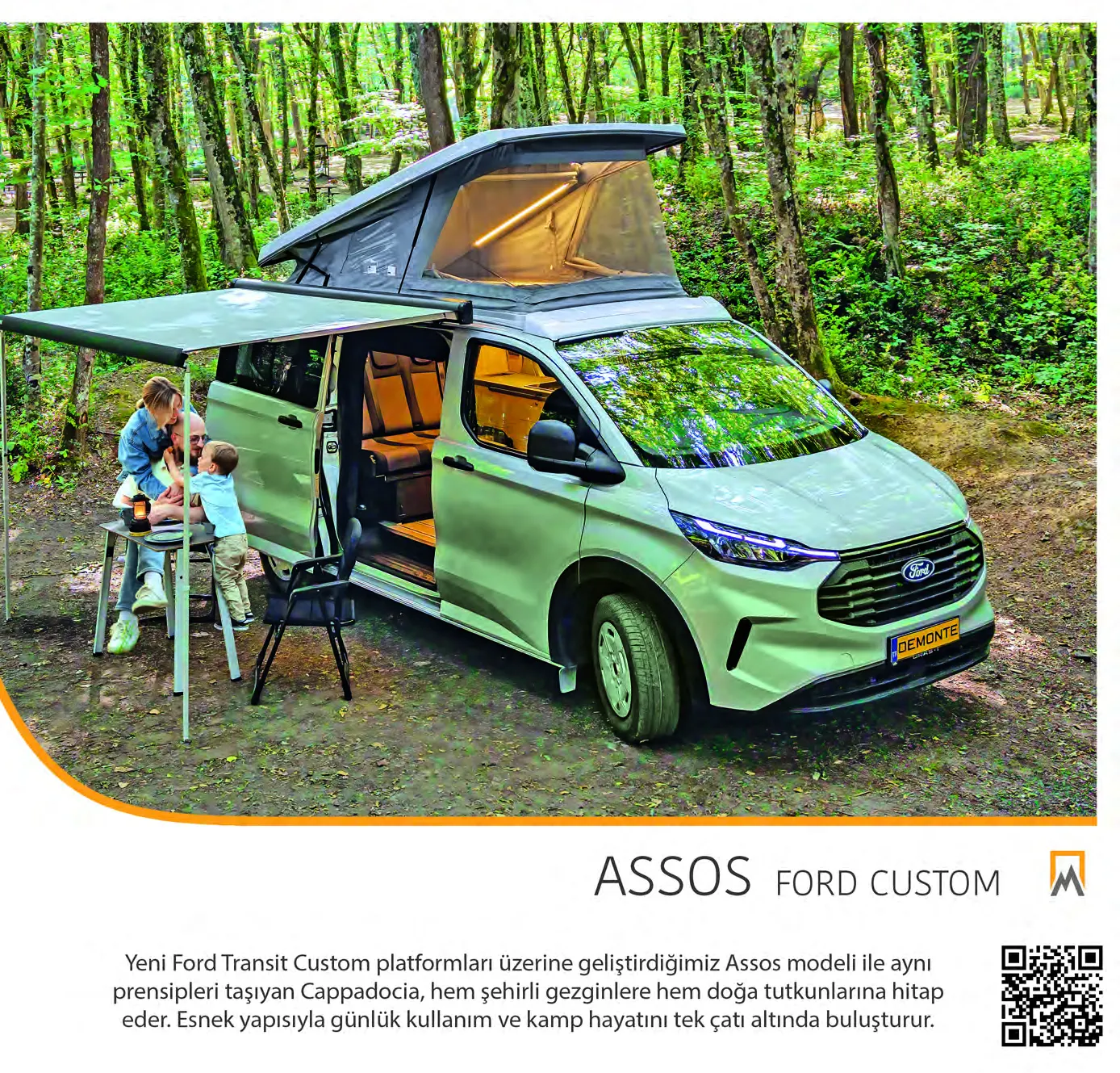 Demonte Karavan Katalog 2026, Seite 7: das Modell ASSOS auf Ford Transit Custom, eine Familie am Tisch unter der Markise im Wald