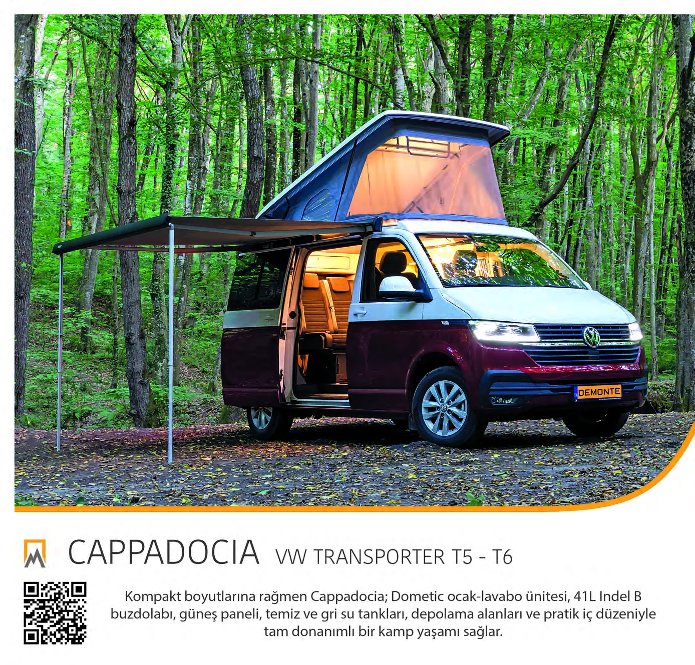 Demonte Karavan Katalog 2026, Seite 18: das Modell CAPPADOCIA auf einem bordeauxroten VW Transporter T5–T6 mit aufgestelltem Dach im Wald